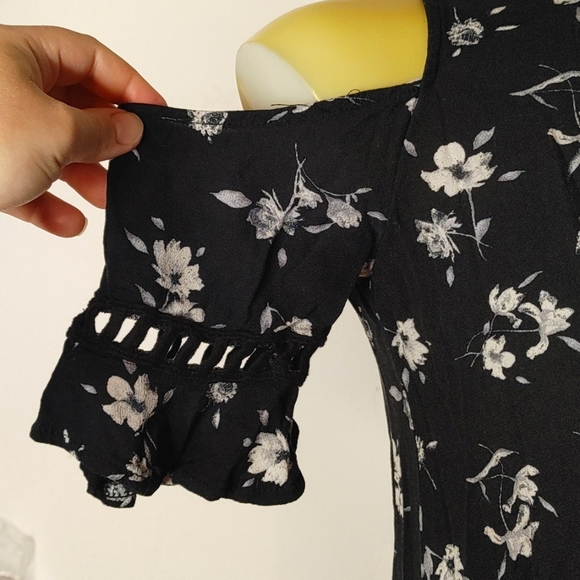 ❗FREE with Purchase ❗XHILARATION Black Floral Cold Shoulder Tunic - Picture 4 of 7